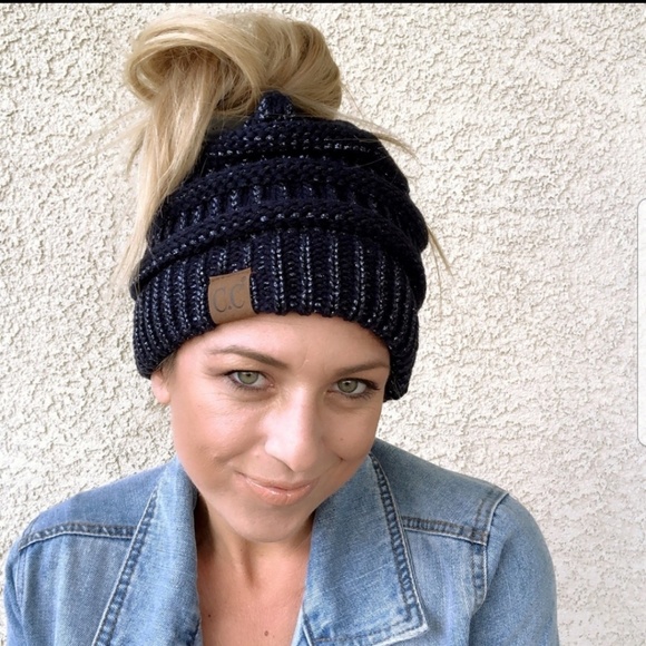 🍂CC Beanie🍂Messy Bun with glitter strands - Picture 2 of 5